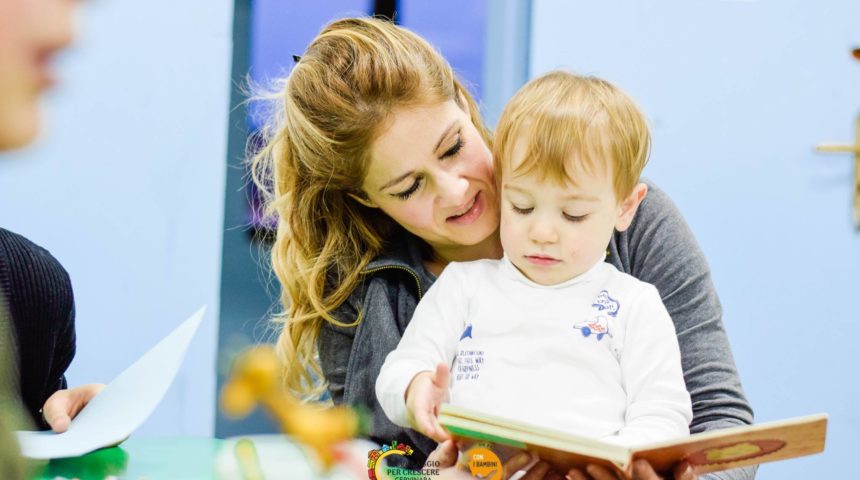 Donna e bambino stretti nell'abbraccio della lettura