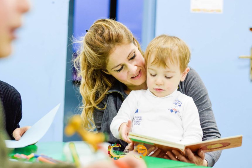 Donna e bambino stretti nell'abbraccio della lettura