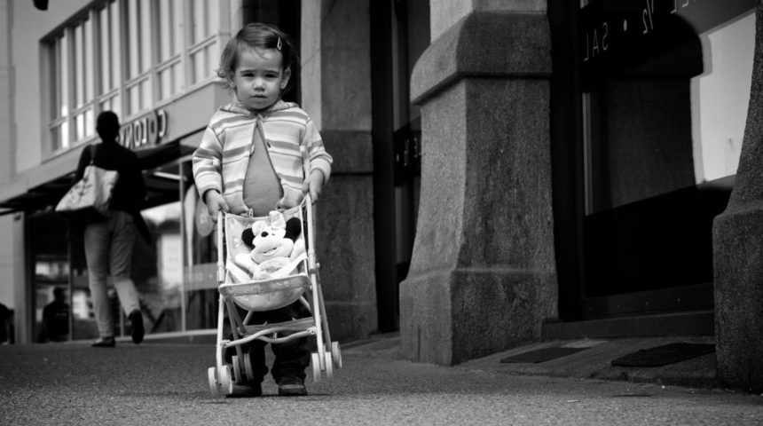 Bimba passeggino Il virus ci rende tutti eguali? Tutt’altro, a cominciare dai bambini!