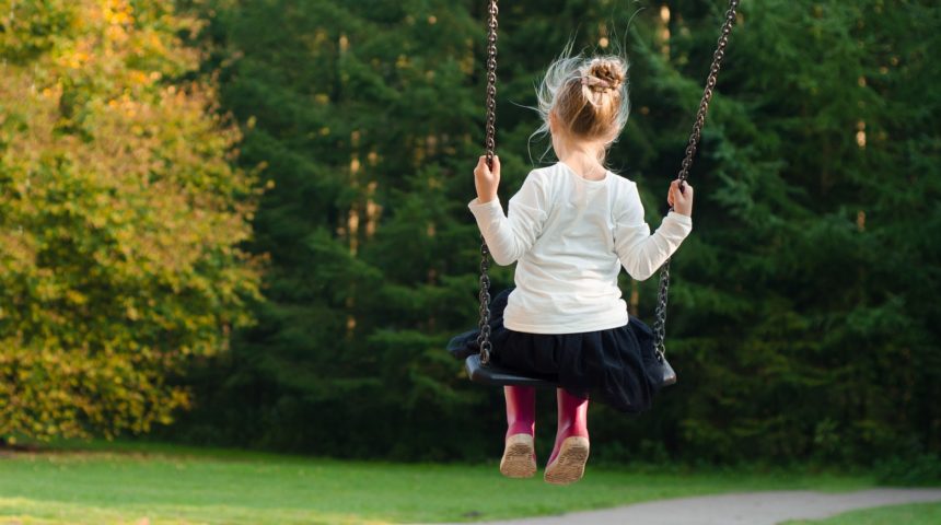 girl-996635_1920 Bambina parco altalena
